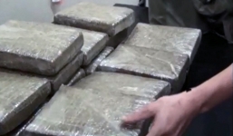 Hàng chục cảnh sát vây bắt kẻ vận chuyển 25 bánh cần sa bằng ôtô